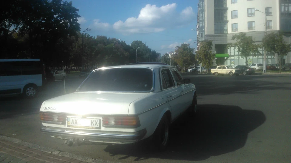 Mercedes-Benz W123 300 D 4