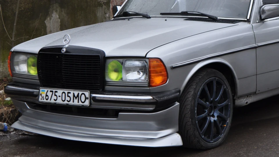 Mercedes-Benz W123 300 D 2