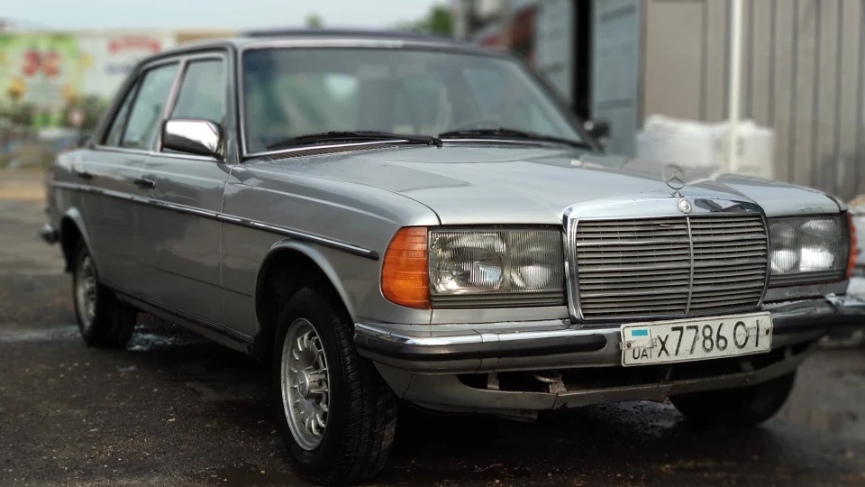 Mercedes-Benz W123 Автомобіль агента 4