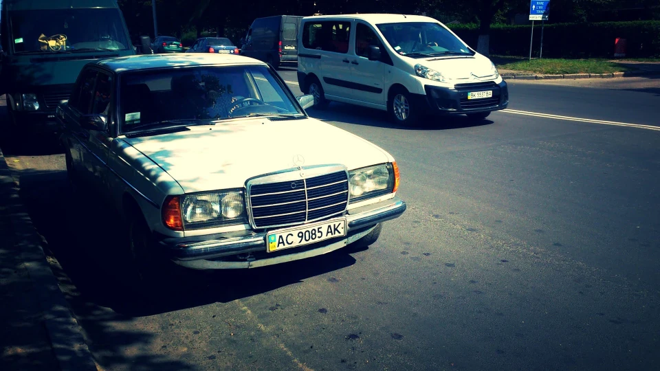 Mercedes-Benz W123 _Біла валізка_