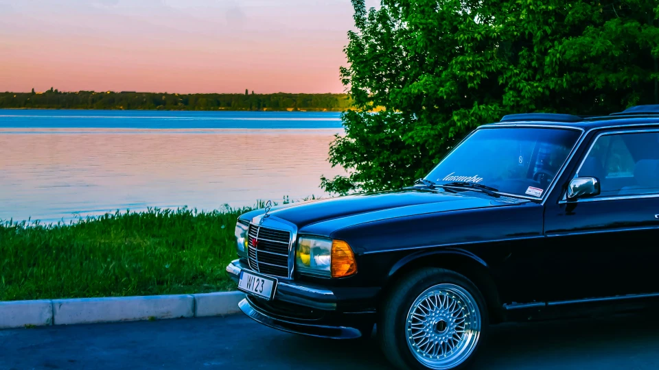 Mercedes-Benz W123 Black Baron