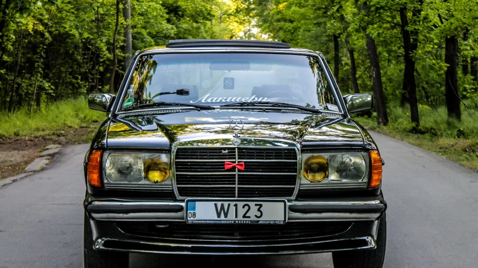 Mercedes-Benz W123 Black Baron 2