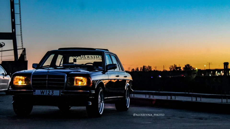Mercedes-Benz W123 Black Baron 3