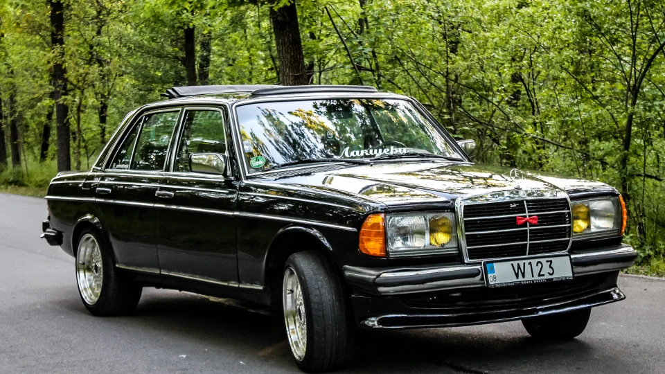 Mercedes-Benz W123 Black Baron 4