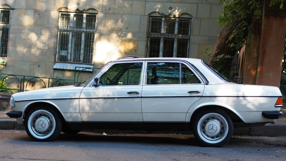 Mercedes-Benz W123 Challenger
