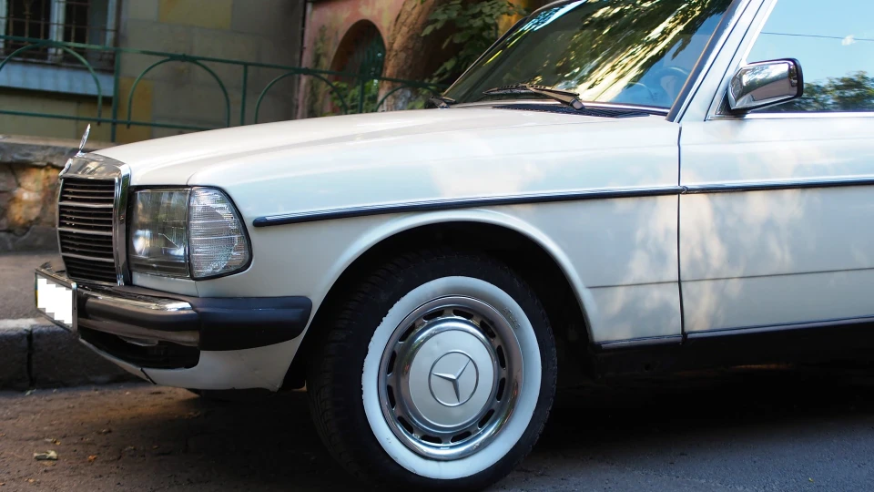 Mercedes-Benz W123 Challenger 2