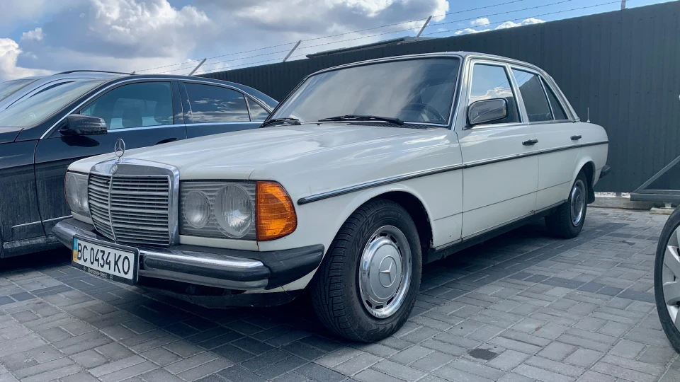 Mercedes-Benz W123 “Cheesecake” 2