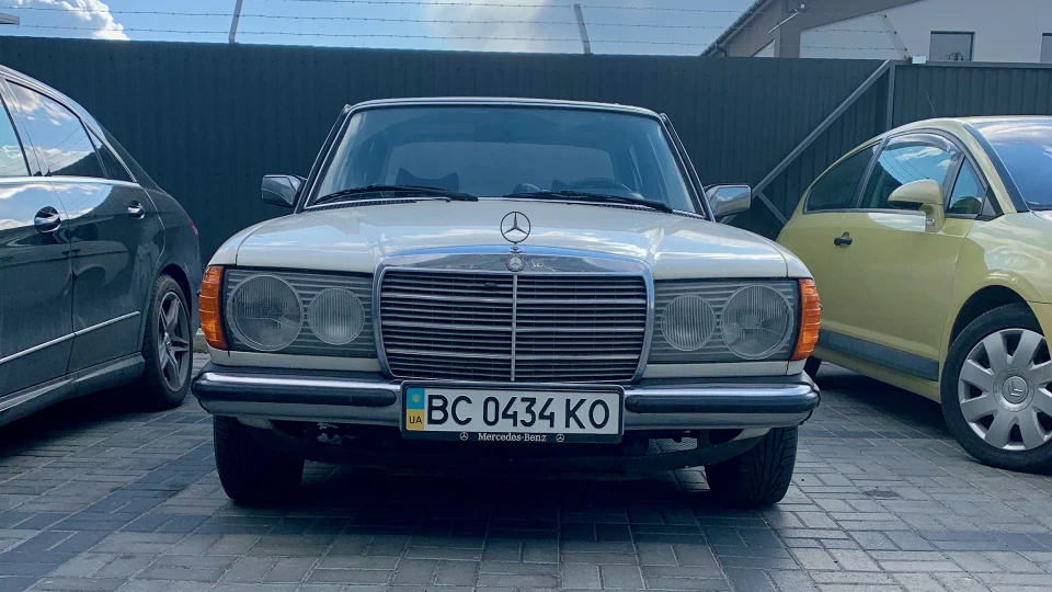 Mercedes-Benz W123 “Cheesecake” 4