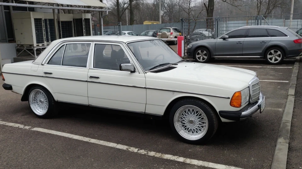Mercedes-Benz W123 “Cheesecake” 5
