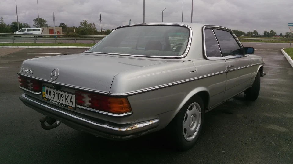 Mercedes-Benz W123 coupe 2
