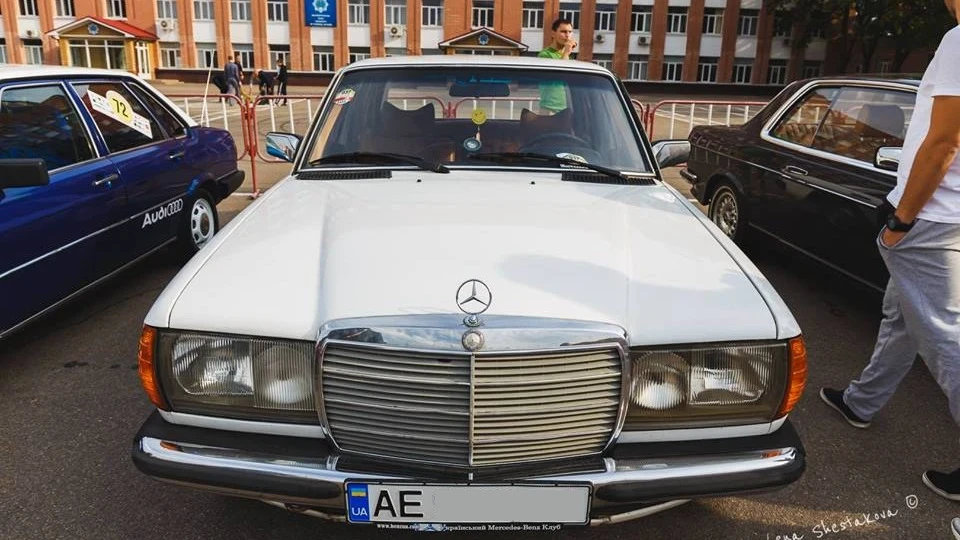 Mercedes-Benz W123 CUSTOM за класикою