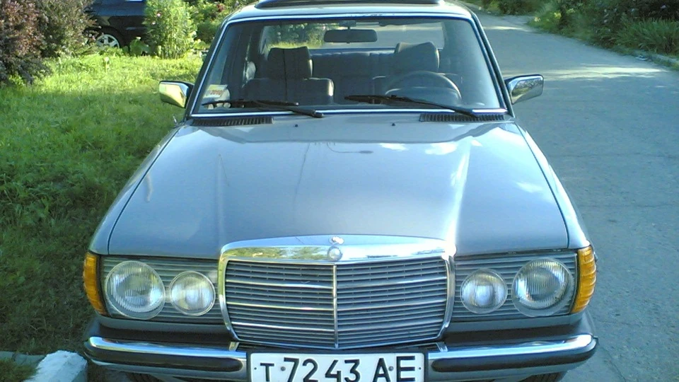 Mercedes-Benz W123 Daimler-Benz AG. 4
