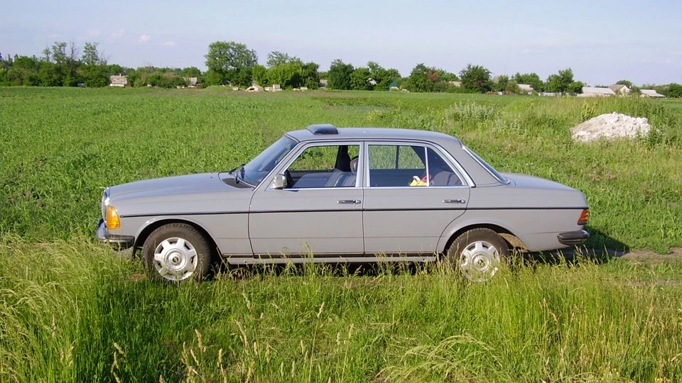 Mercedes-Benz W123 Daimler-Benz AG. 5