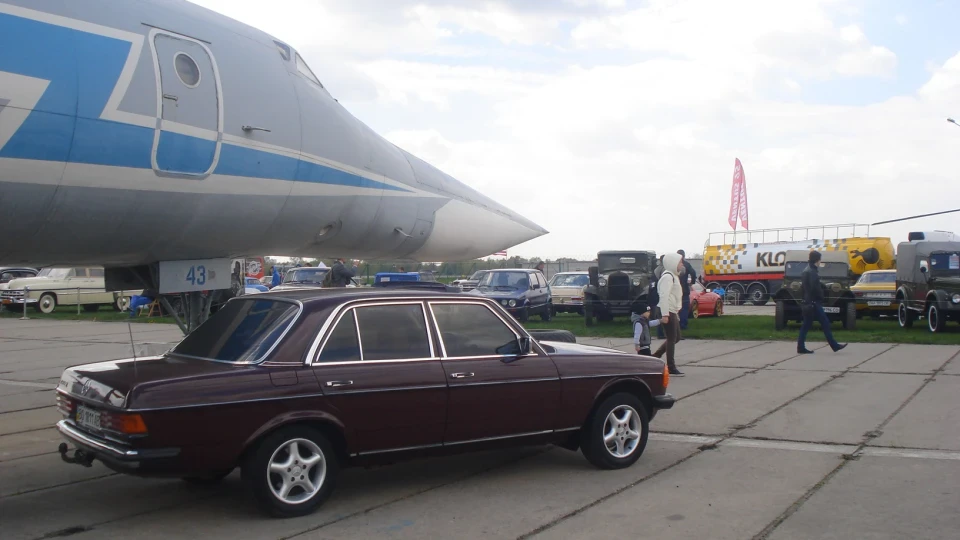 Mercedes-Benz W123 Deutsch Diesellokomotive 3