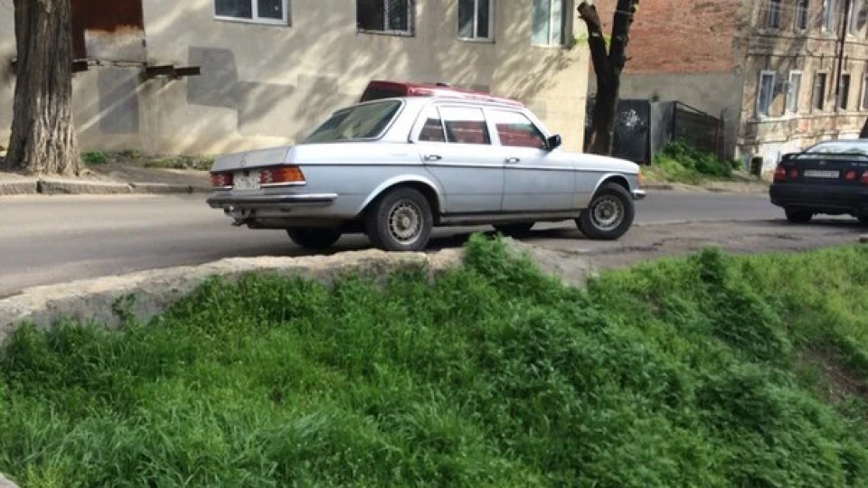 Mercedes-Benz W123 E240 3