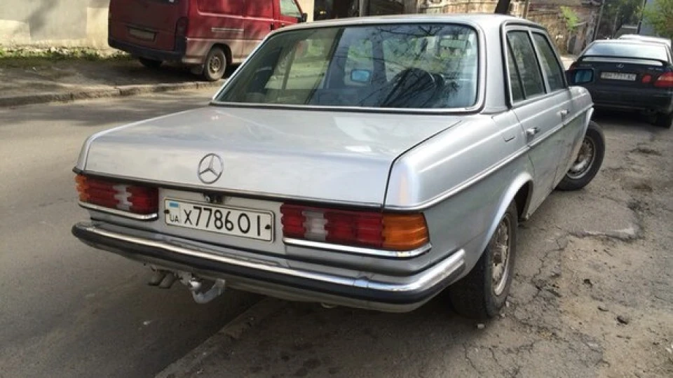 Mercedes-Benz W123 E240 4