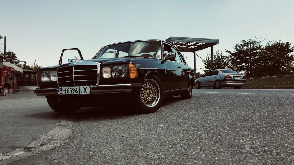 Mercedes-Benz W123 Gangsta Black