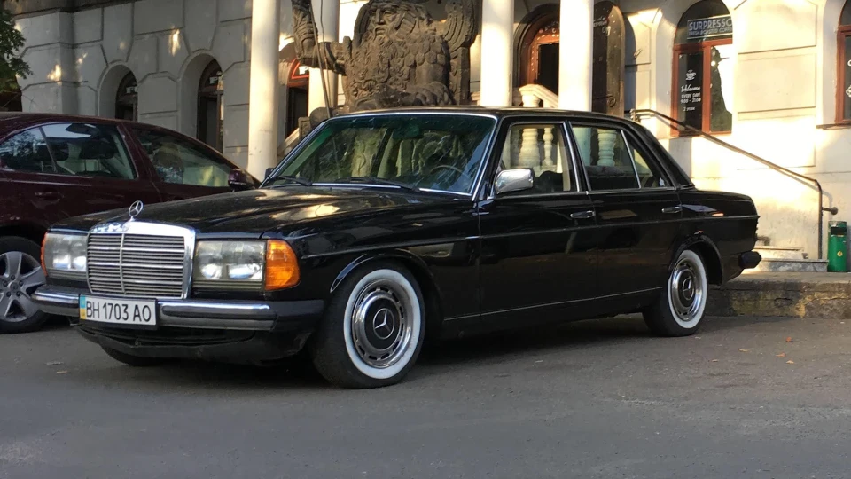Mercedes-Benz W123 Gangsta Black 2
