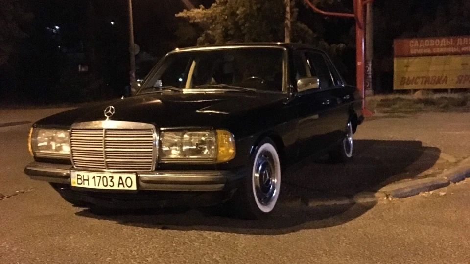 Mercedes-Benz W123 Gangsta Black 4