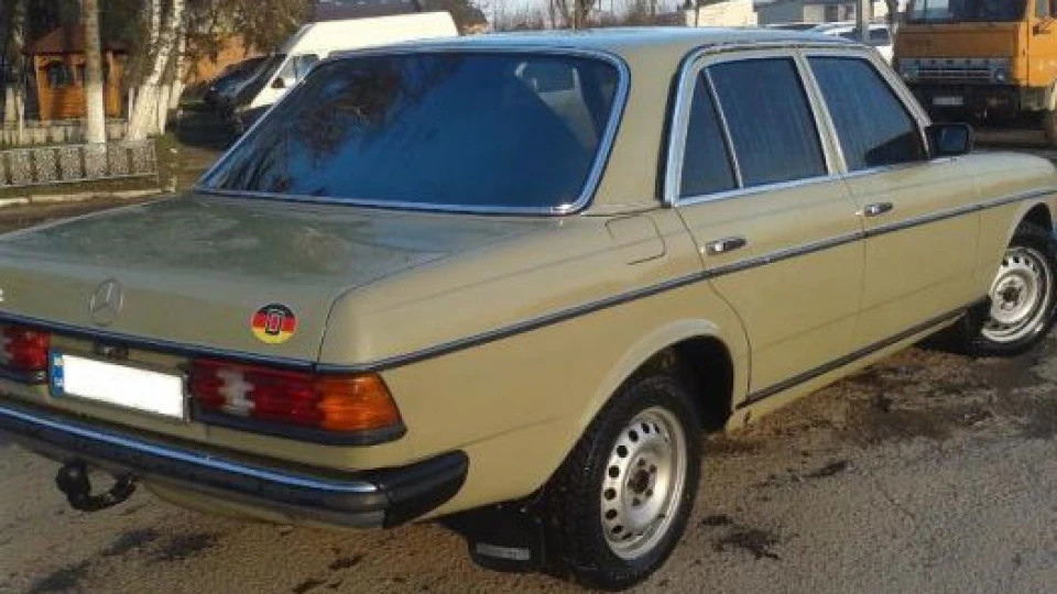 Mercedes-Benz W123 Green 3