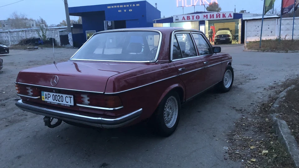 Mercedes-Benz W123 Іграшка 2