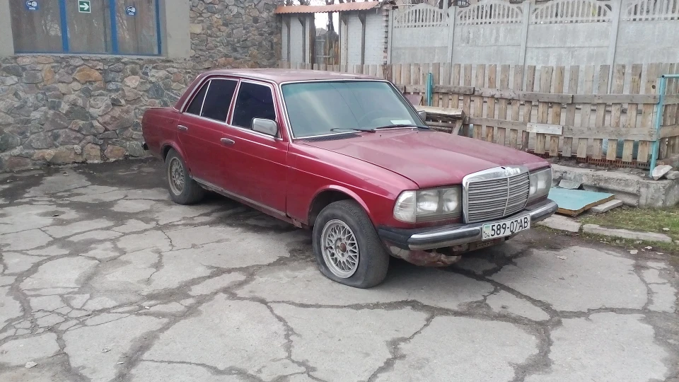Mercedes-Benz W123 Червоний Дракон 2