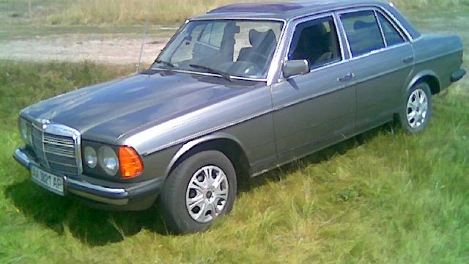 Mercedes-Benz W123 мокрий дорожній 2