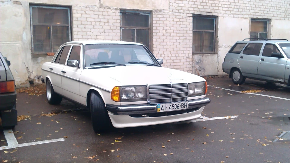 Mercedes-Benz W123 народна валіза 3