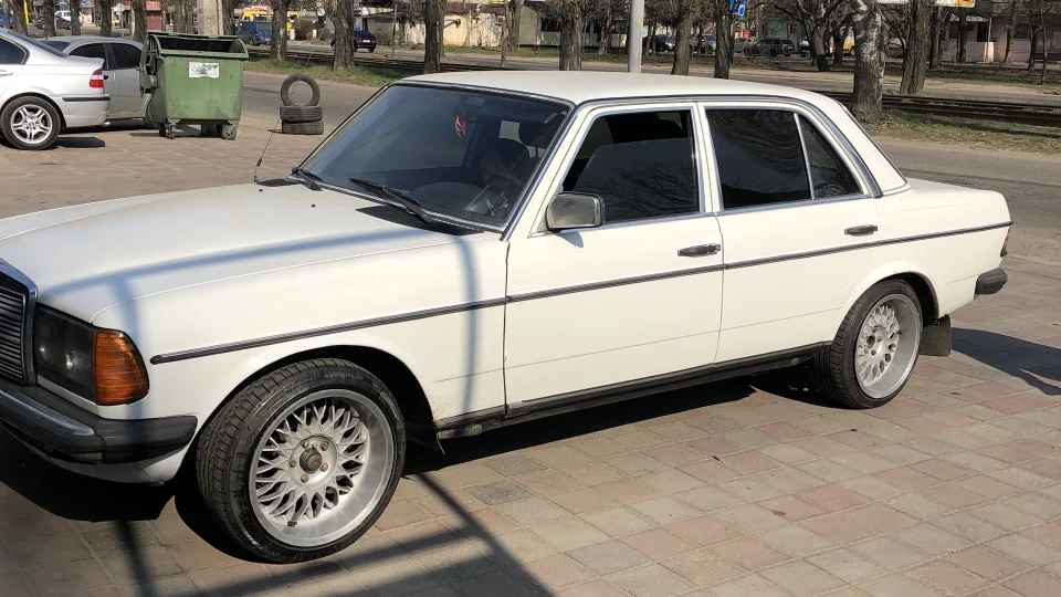 Mercedes-Benz W123 нова іграшка