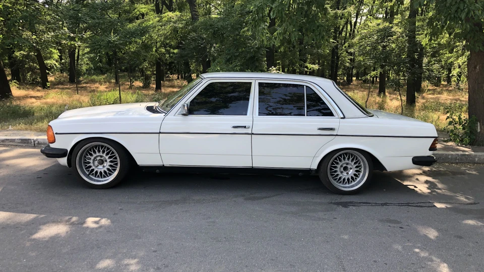 Mercedes-Benz W123 нова іграшка 2