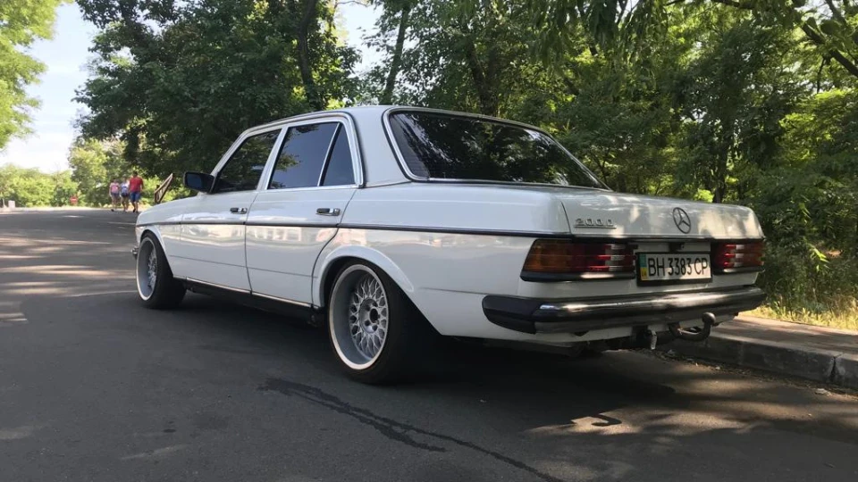 Mercedes-Benz W123 нова іграшка 3