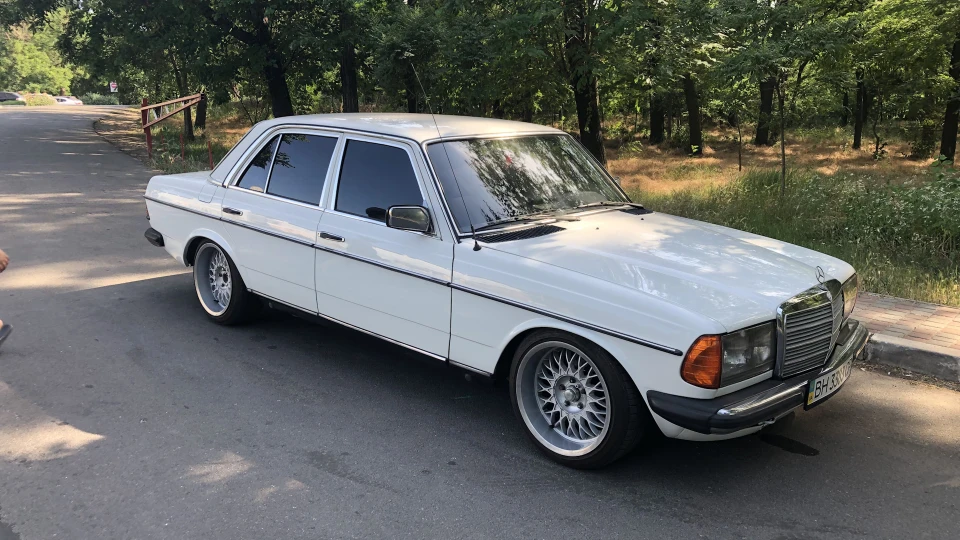 Mercedes-Benz W123 нова іграшка 4
