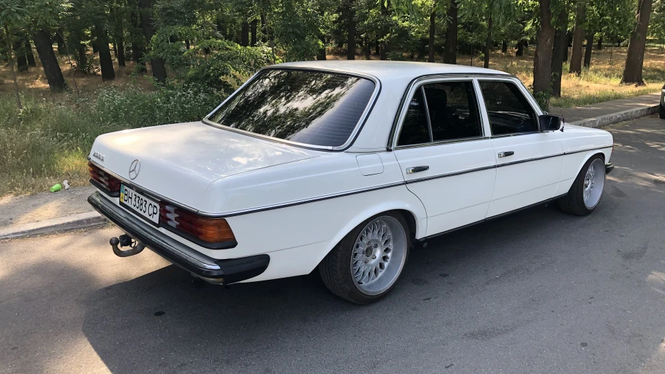 Mercedes-Benz W123 нова іграшка 5