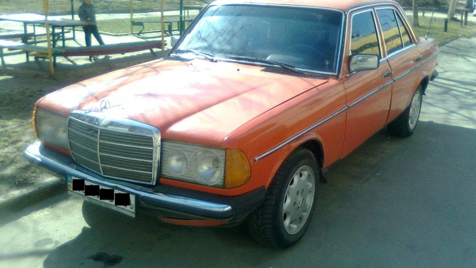 Mercedes-Benz W123 Новорічний Апельсин 3