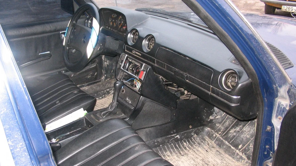 Mercedes-Benz W123 Звичайний трактор 2.4 2