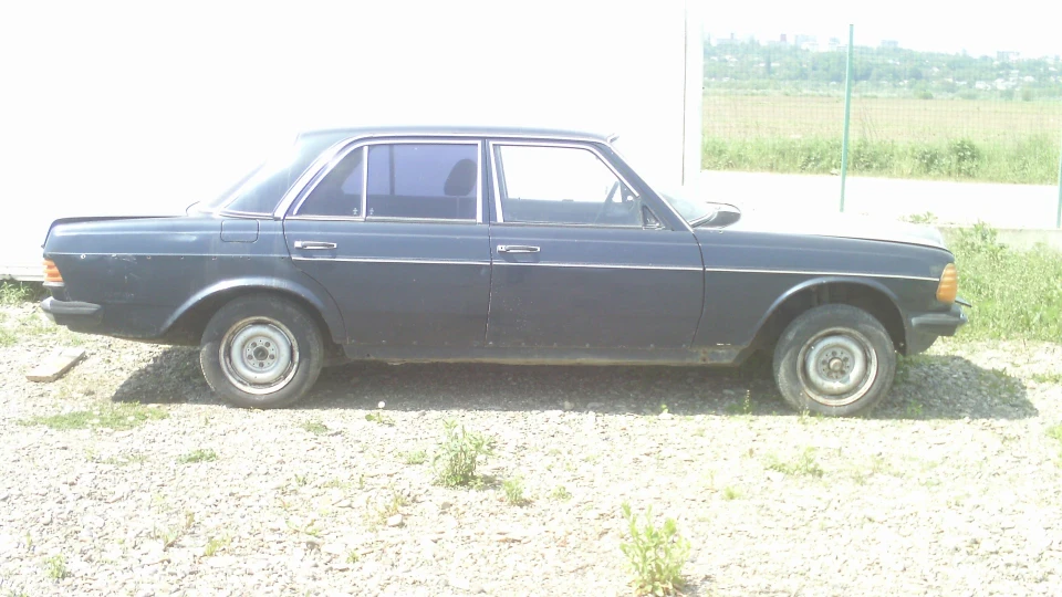 Mercedes-Benz W123 Огірок) 3