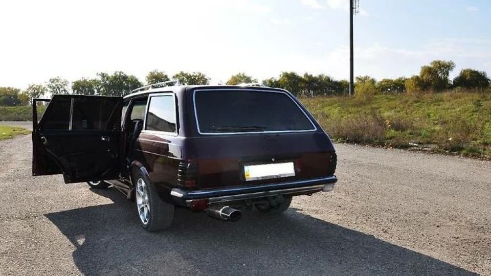 Mercedes-Benz W123 (RedBull) 2