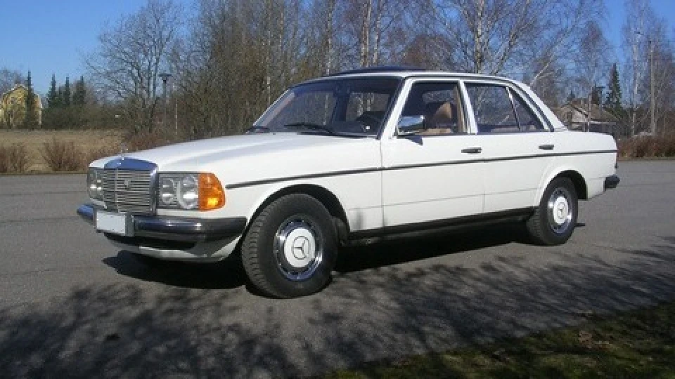 Mercedes-Benz W123 сріблястий металік 2