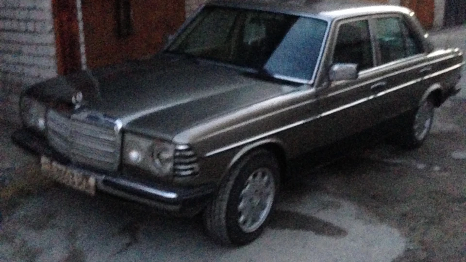 Mercedes-Benz W123 Сірий сталевий 3.0 om603