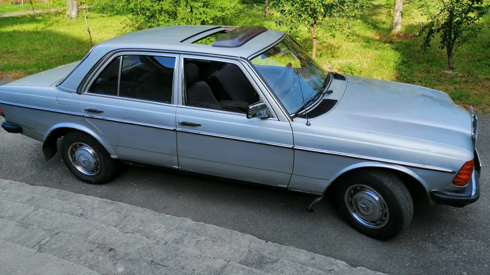 Mercedes-Benz W123 Silver D