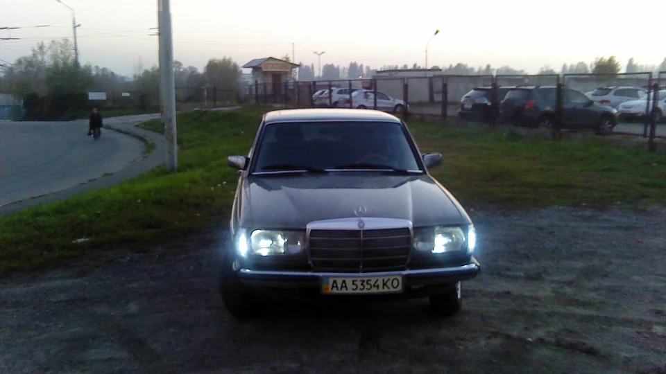 Mercedes-Benz W123 Strong lady 2