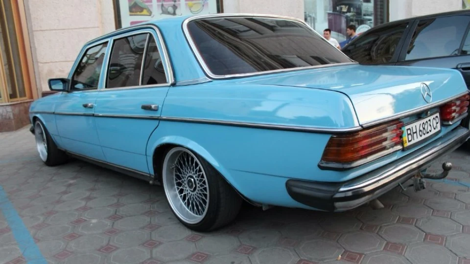 Mercedes-Benz W123 winter drift car