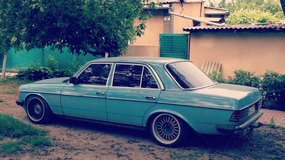 Mercedes-Benz W123 winter drift car 4