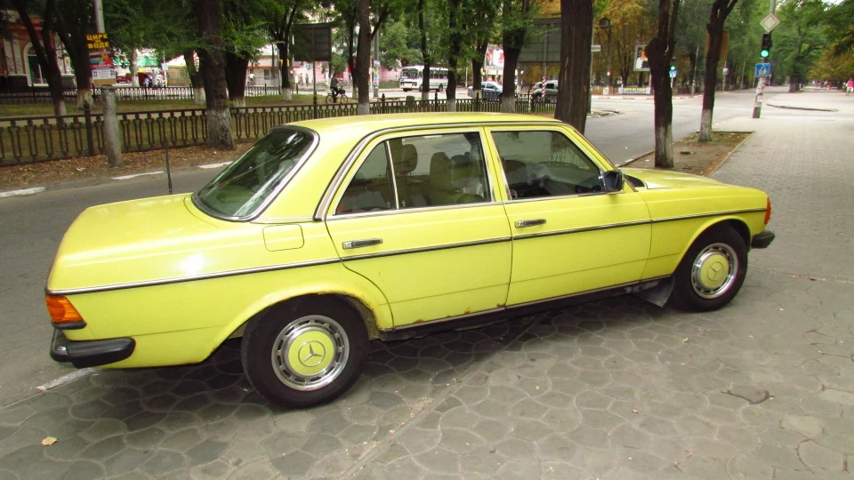 Mercedes-Benz W123 "Yellow Crocodile" 2