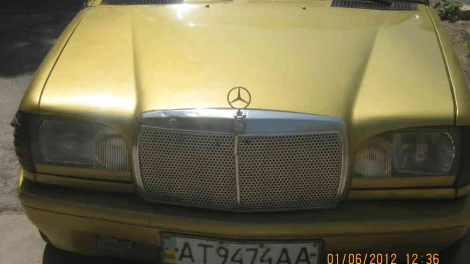Mercedes-Benz W123 золотий металік