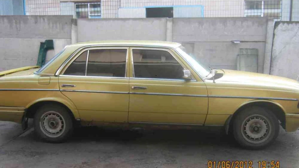 Mercedes-Benz W123 золотий металік 2