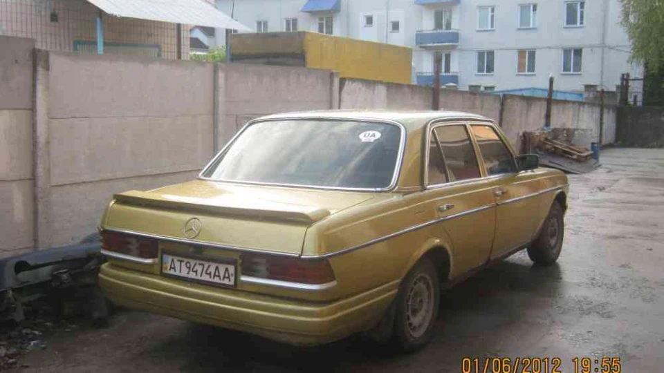 Mercedes-Benz W123 золотий металік 3