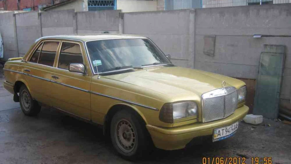 Mercedes-Benz W123 золотий металік 4