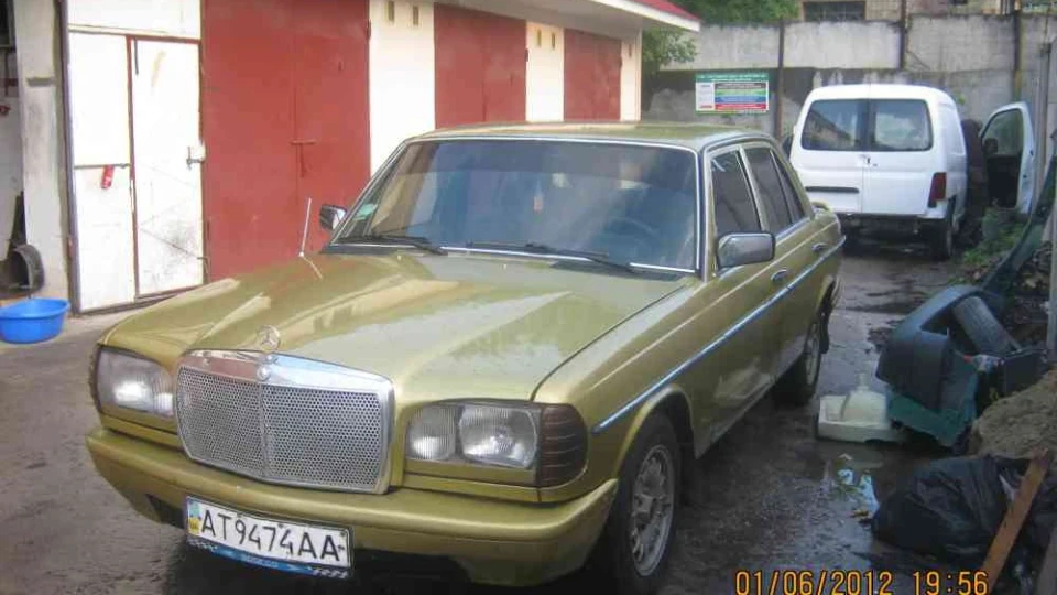 Mercedes-Benz W123 золотий металік 5