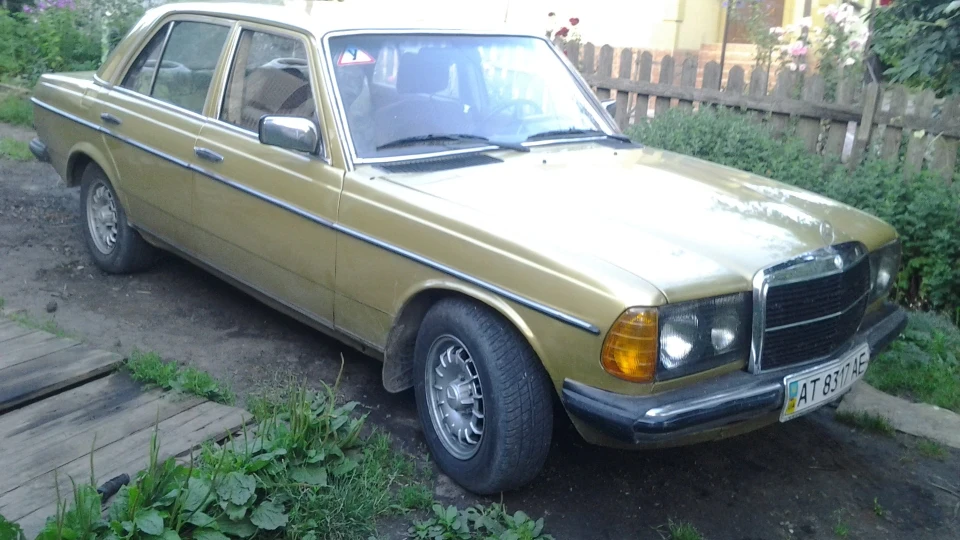 Mercedes-Benz W123 Золотий металік 3